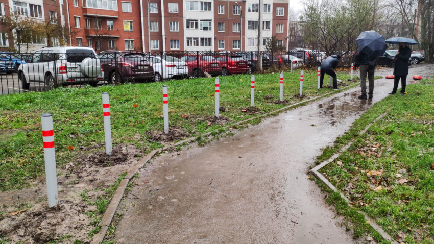 Ряд антипарковочных столбиков вдоль пешеходной дорожки после установки