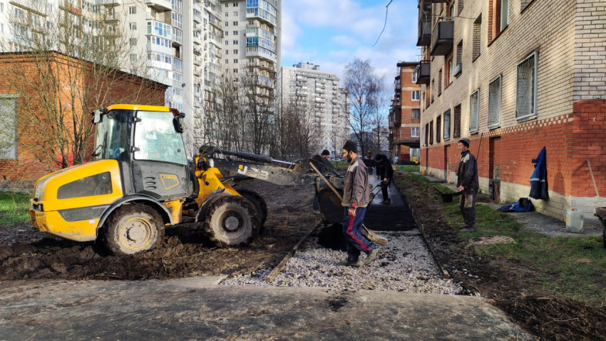 Процесс укладки асфальтовой дорожки с использованием спецтехники