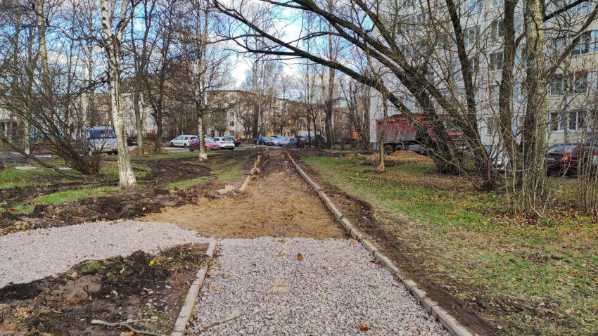 Процесс строительства пешеходной дорожки в жилом дворе