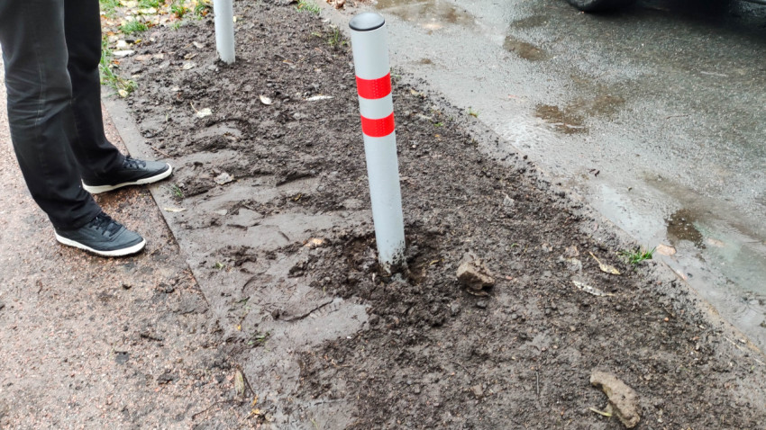 Антипарковочный столбик в грунте возле дороги после установки