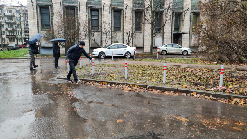 Проверка устойчивости установленных антипарковочных столбиков в дождливую погоду