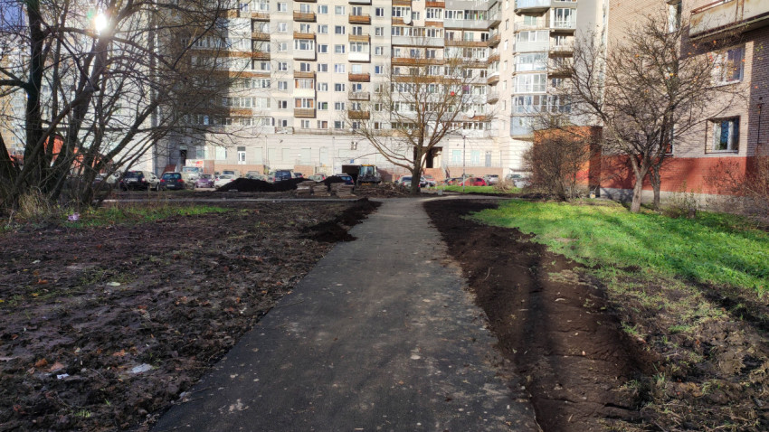 Асфальтированная дорожка во дворе многоэтажного жилого дома