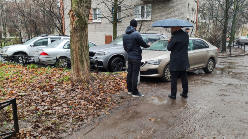 Обсуждение организации парковки автомобилей в жилом районе под дождем
