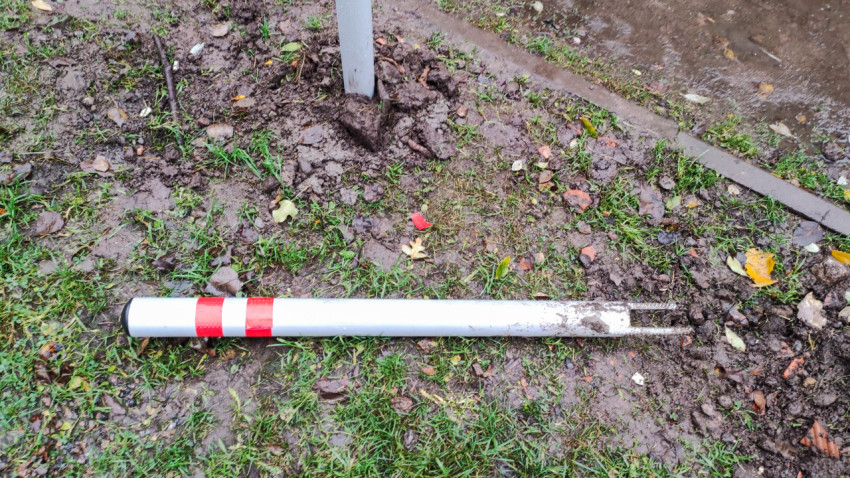 Упавший антипарковочный столбик рядом с установленным ограничителем во дворе