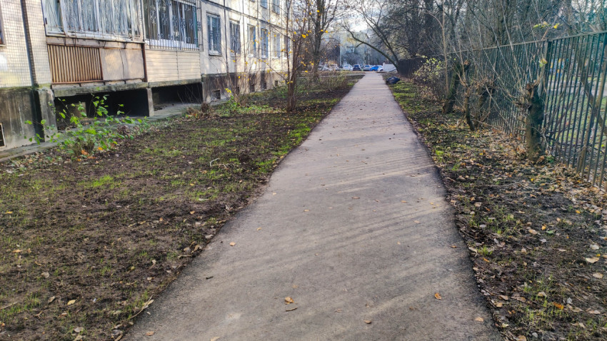 Пешеходная дорожка у жилого дома после благоустройства