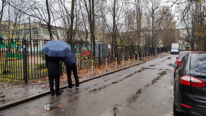 Антипарковочные столбики вдоль ограждения детского сада в жилом квартале