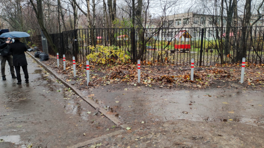 Антипарковочные столбики перед детским садом на осенней улице