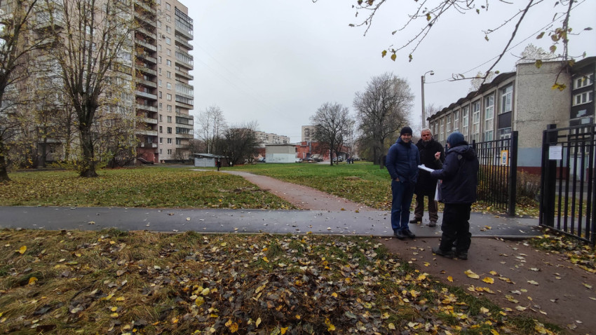 Обсуждение благоустройства дворовой территории на фоне жилых домов