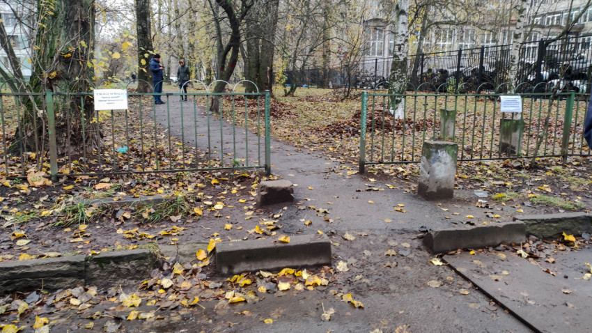 Разрушенное ограждение на входе в дворовую территорию с пешеходной дорожкой