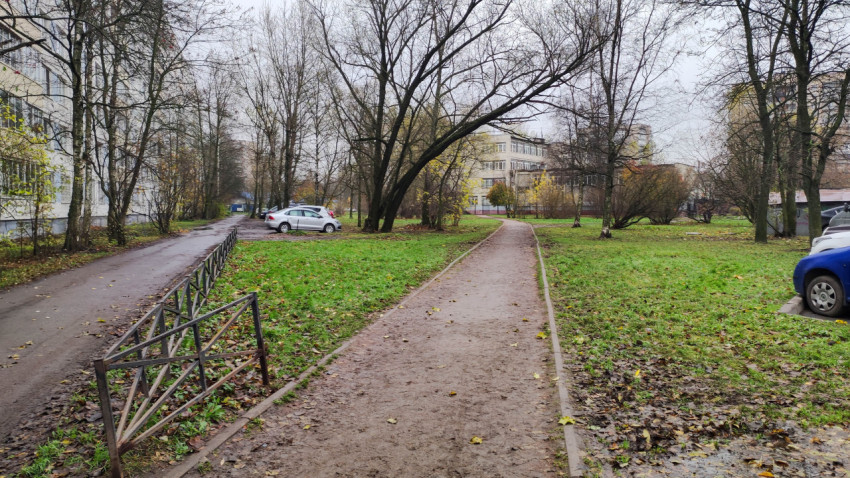 Пешеходная дорожка во дворе многоквартирного дома осенью