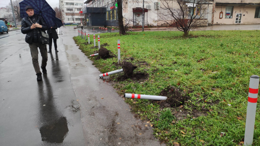 Разрушенные антипарковочные столбики вдоль тротуара после установки