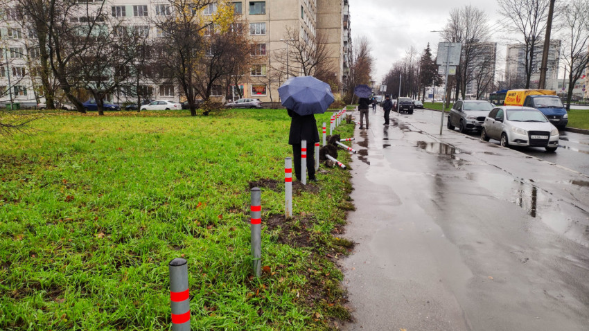 Разрушение антипарковочных столбиков вдоль тротуара после установки