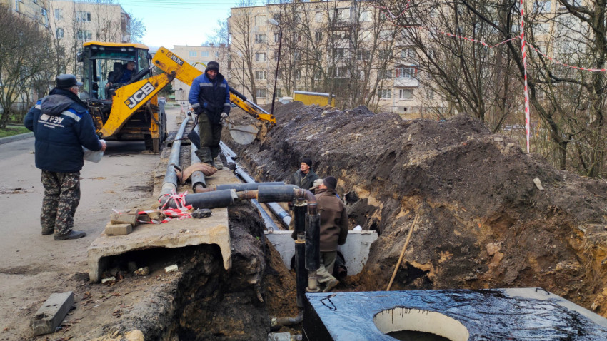 Рабочие ремонтируют теплотрассу с использованием спецтехники