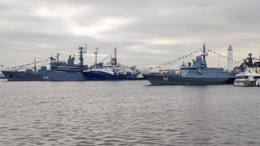 Военные корабли на рейде в Кронштадте