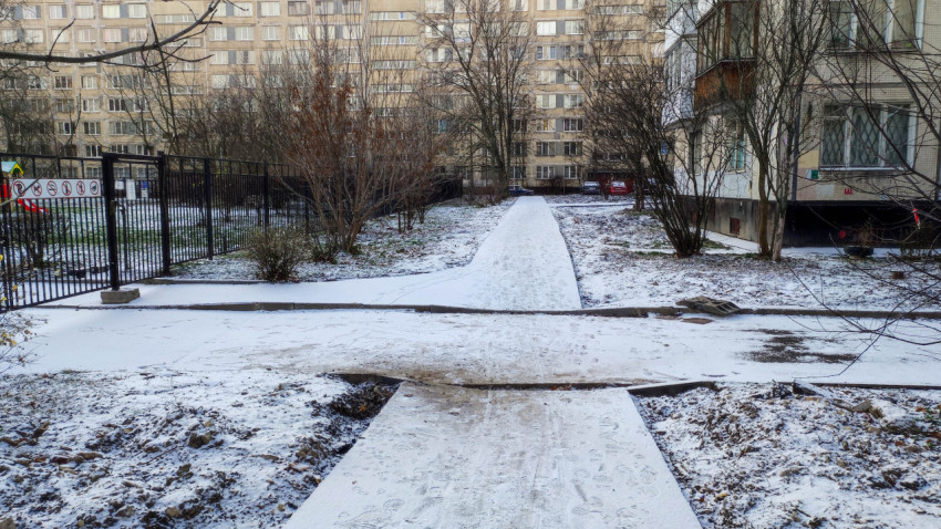 Пешеходная дорожка во дворе после благоустройства зимой