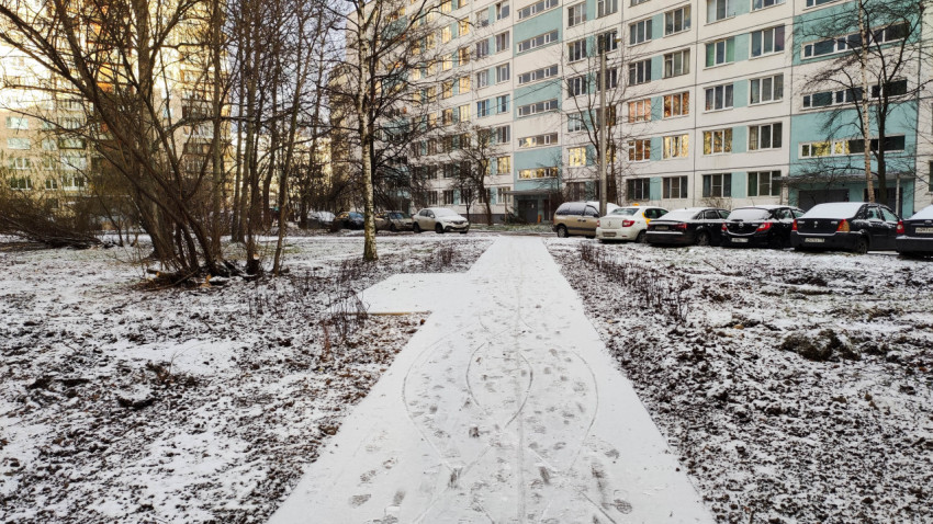 Заснеженный двор жилого дома зимой в городе
