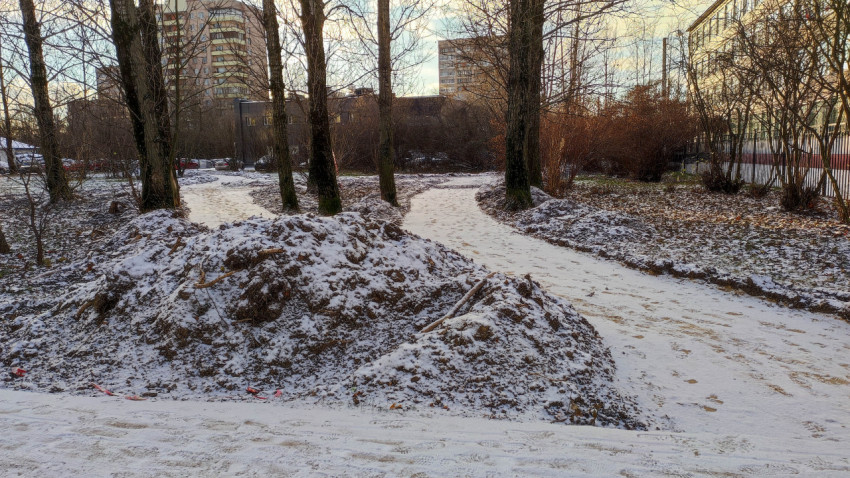 Формирование пешеходной дорожки во дворе зимой