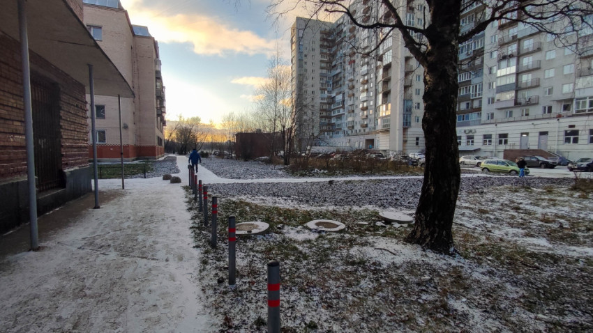 Пешеходная зона с ограничительными столбиками во дворе многоквартирного дома