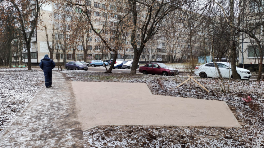 Песчаная засыпка площадки во дворе многоквартирного дома