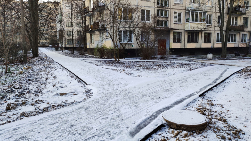 Новые пешеходные дорожки во дворе многоквартирного дома после благоустройства зимой