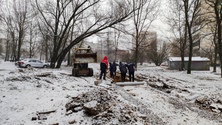 Укладка основания пешеходной дорожки во дворе зимой