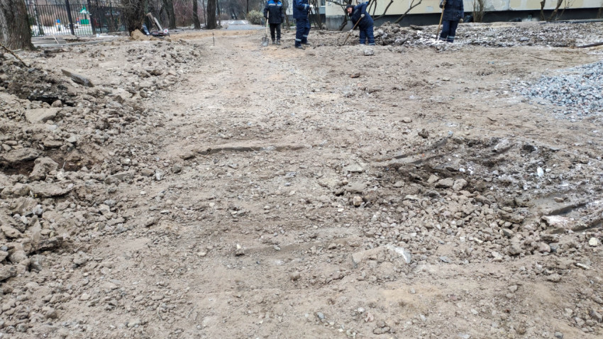 Подготовка основания перед укладкой покрытия во дворе жилого дома