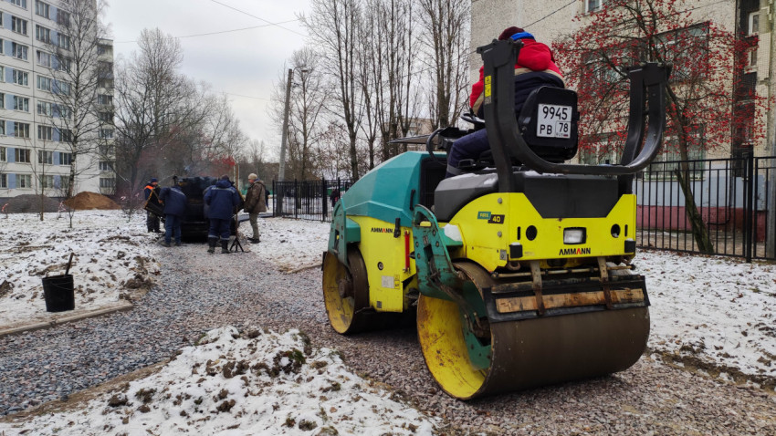 Дорожный каток уплотняет основание перед асфальтированием тротуара