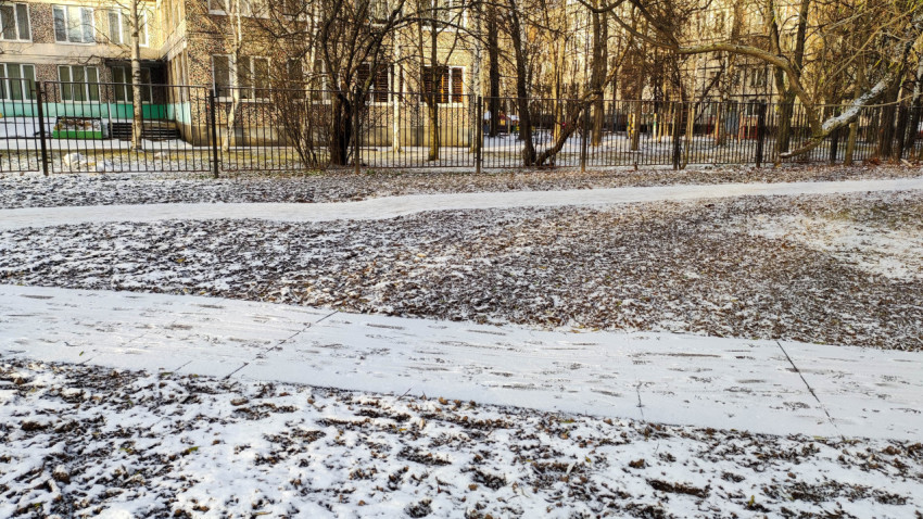 Территория возле детского сада после благоустройства зимой