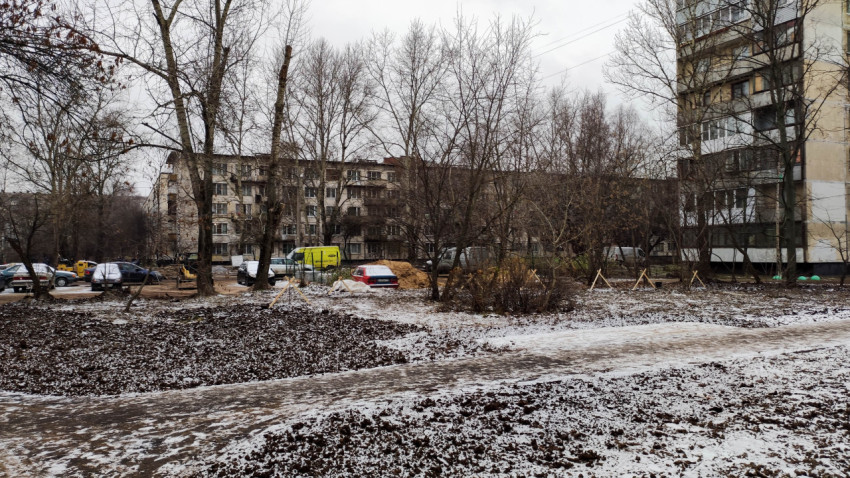 Дворовая территория в процессе благоустройства в зимний период