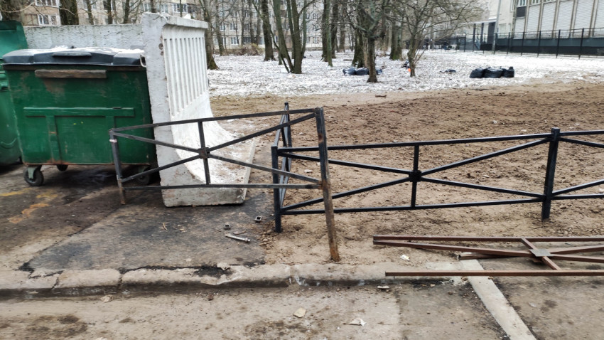 Монтаж металлического ограждения возле контейнерной площадки