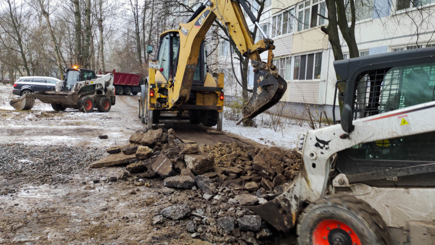 Демонтаж старого асфальта с использованием спецтехники зимой