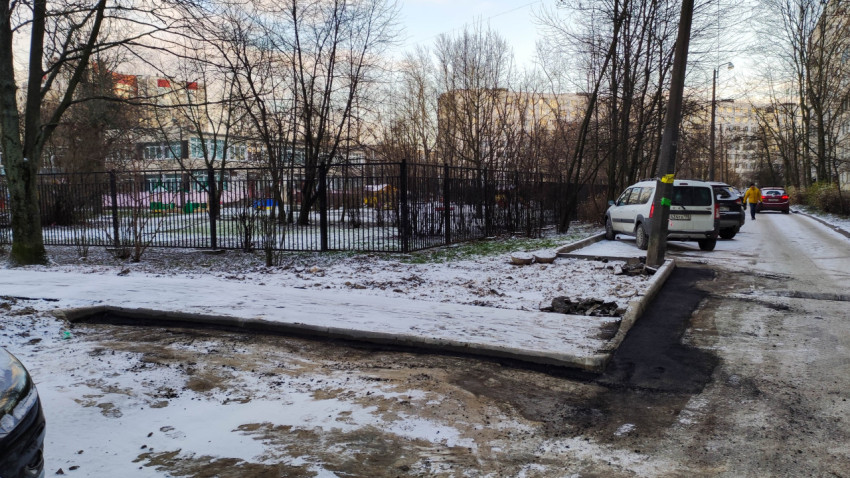Дворовая территория с новой тротуарной зоной и парковочными местами