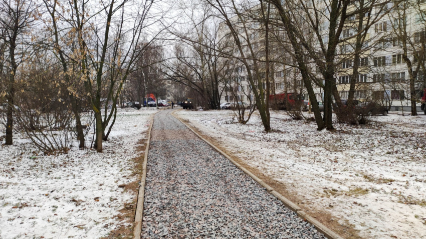 Основание пешеходной дорожки из щебня в процессе благоустройства