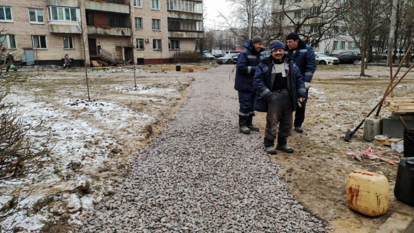 Рабочие на строительстве пешеходной дорожки