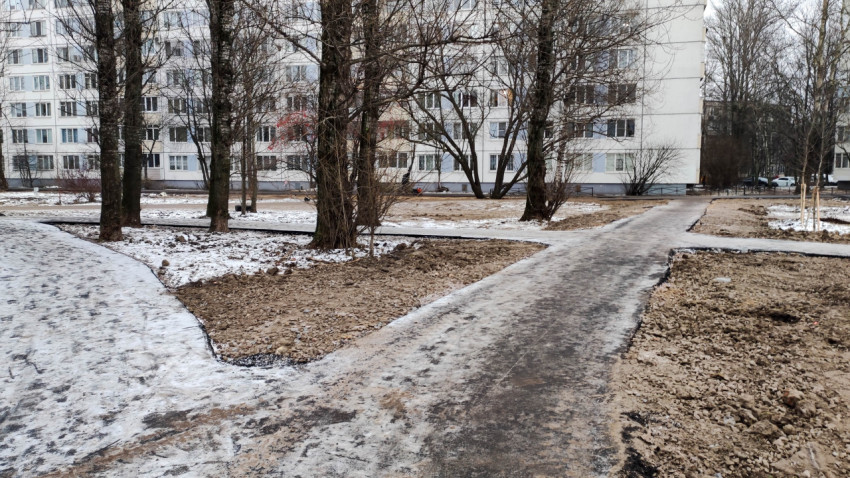 Перекрёсток пешеходных дорожек в жилом дворе