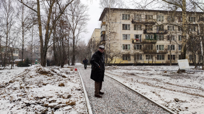 Основание пешеходной дорожки в процессе строительства зимой