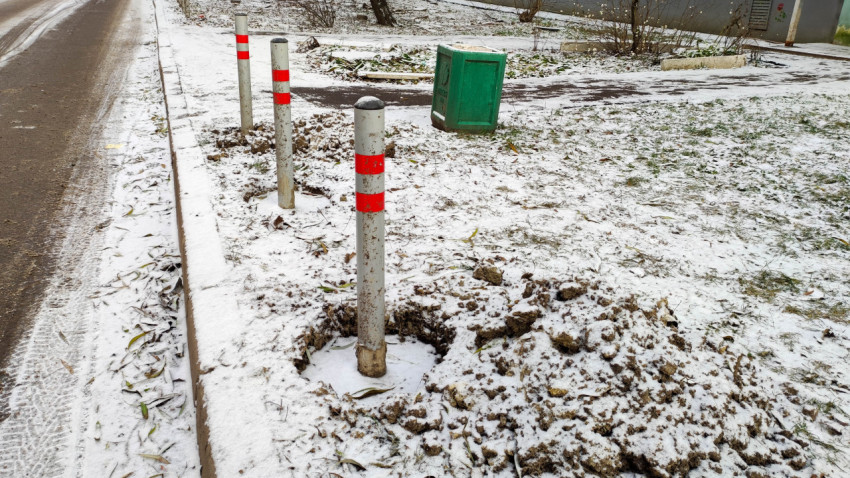 Антипарковочные столбики вдоль дороги в зимний период