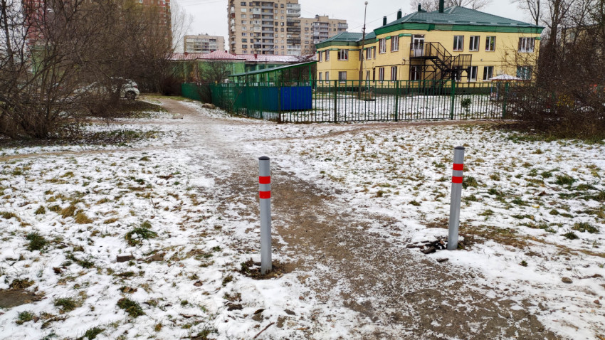 Ограничительные столбики, перекрывающие тропинку зимой