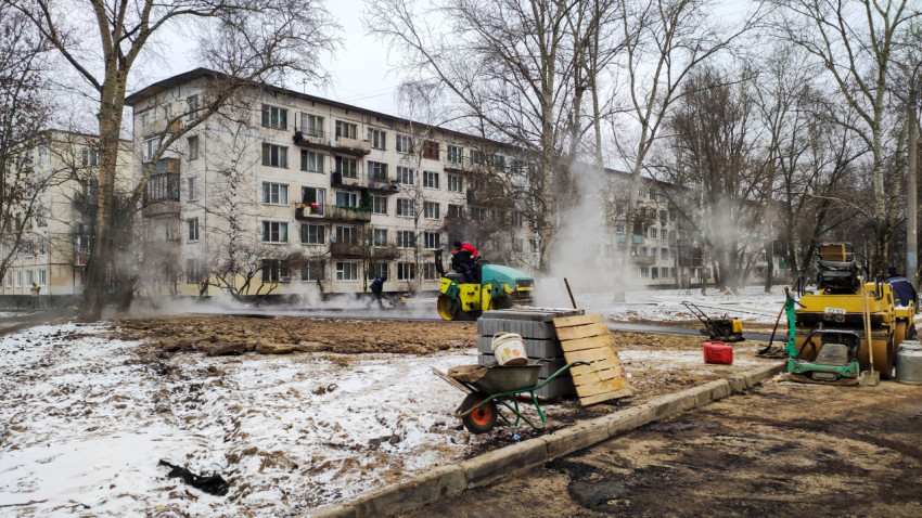 Укладка горячего асфальта и каток для уплотнения покрытия