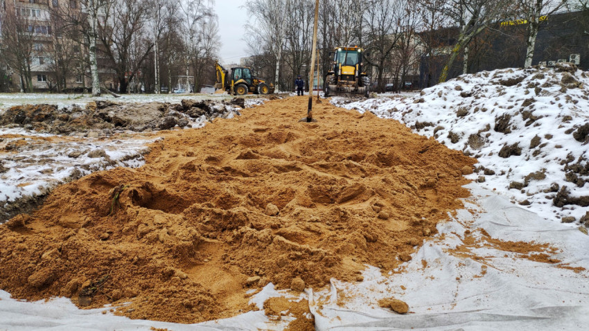 Насыпка песчаного основания для пешеходной дорожки