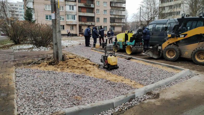 Рабочие укладывают дорожное покрытие во дворе