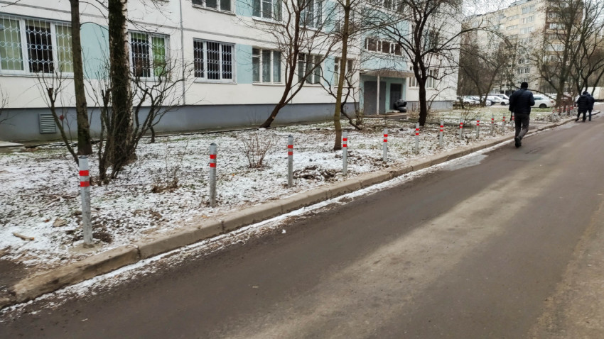 Антипарковочные столбики вдоль дороги у жилого дома