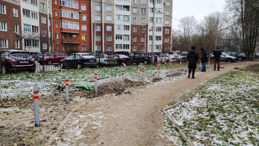 Установка антипарковочных столбиков вдоль пешеходной зоны