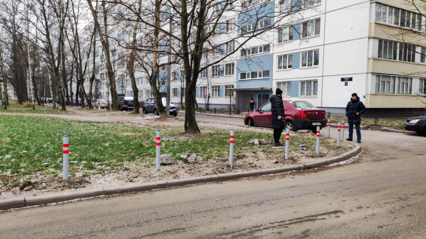 Антипарковочные столбики у жилого дома в зимний период
