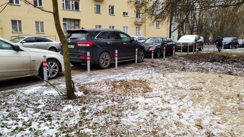 Ряд антипарковочных столбиков вдоль парковки у дома