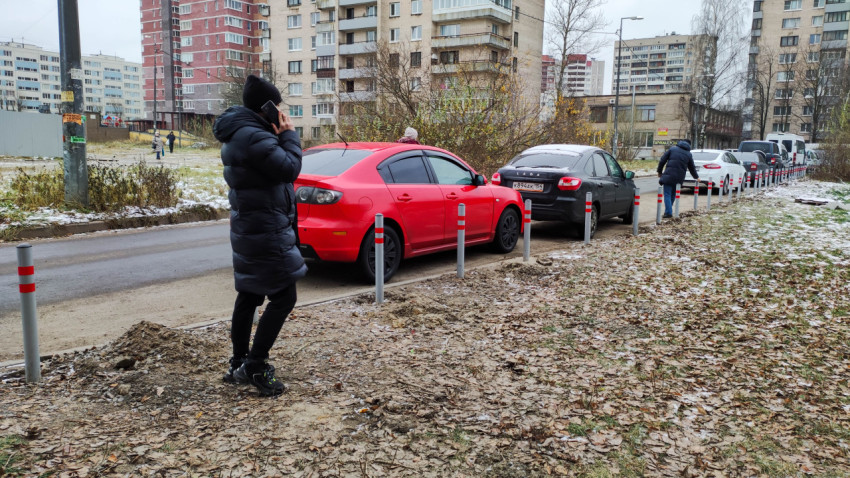 Ряд антипарковочных столбиков вдоль припаркованных авто