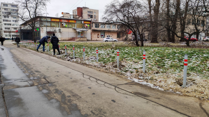Установка антипарковочных столбиков вдоль дороги зимой