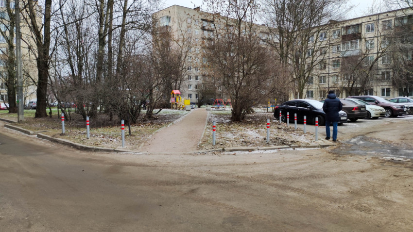 Антипарковочные столбики у пешеходной дорожки возле жилого двора
