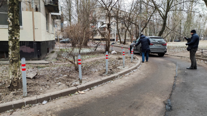 Ограничительные столбики вдоль тротуара у жилого дома