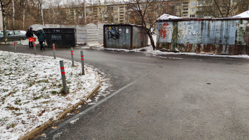 Зимний жилой двор с контейнерной площадкой для мусора и металлическими гаражами
